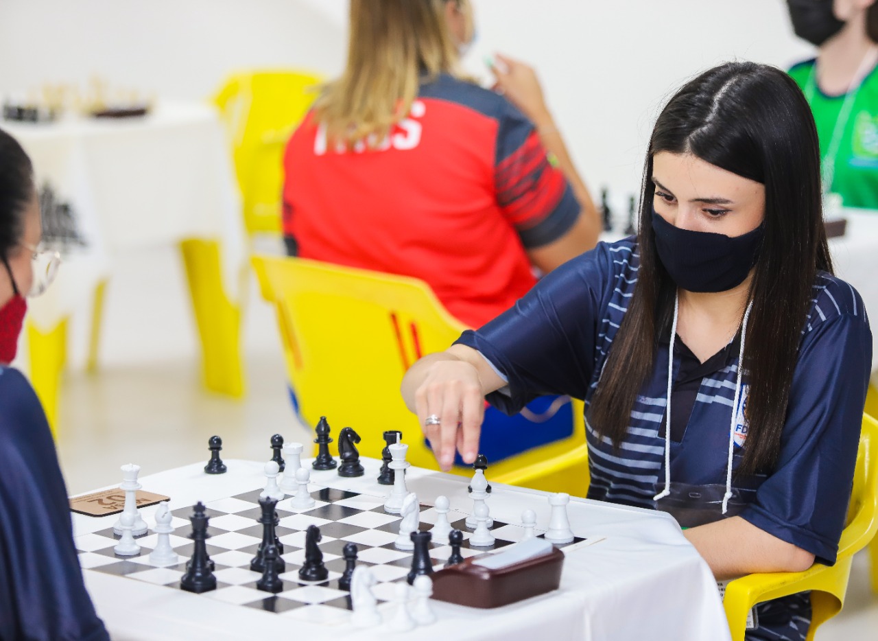 Campeã em casa: Aline Souza ganha a prata no xadrez